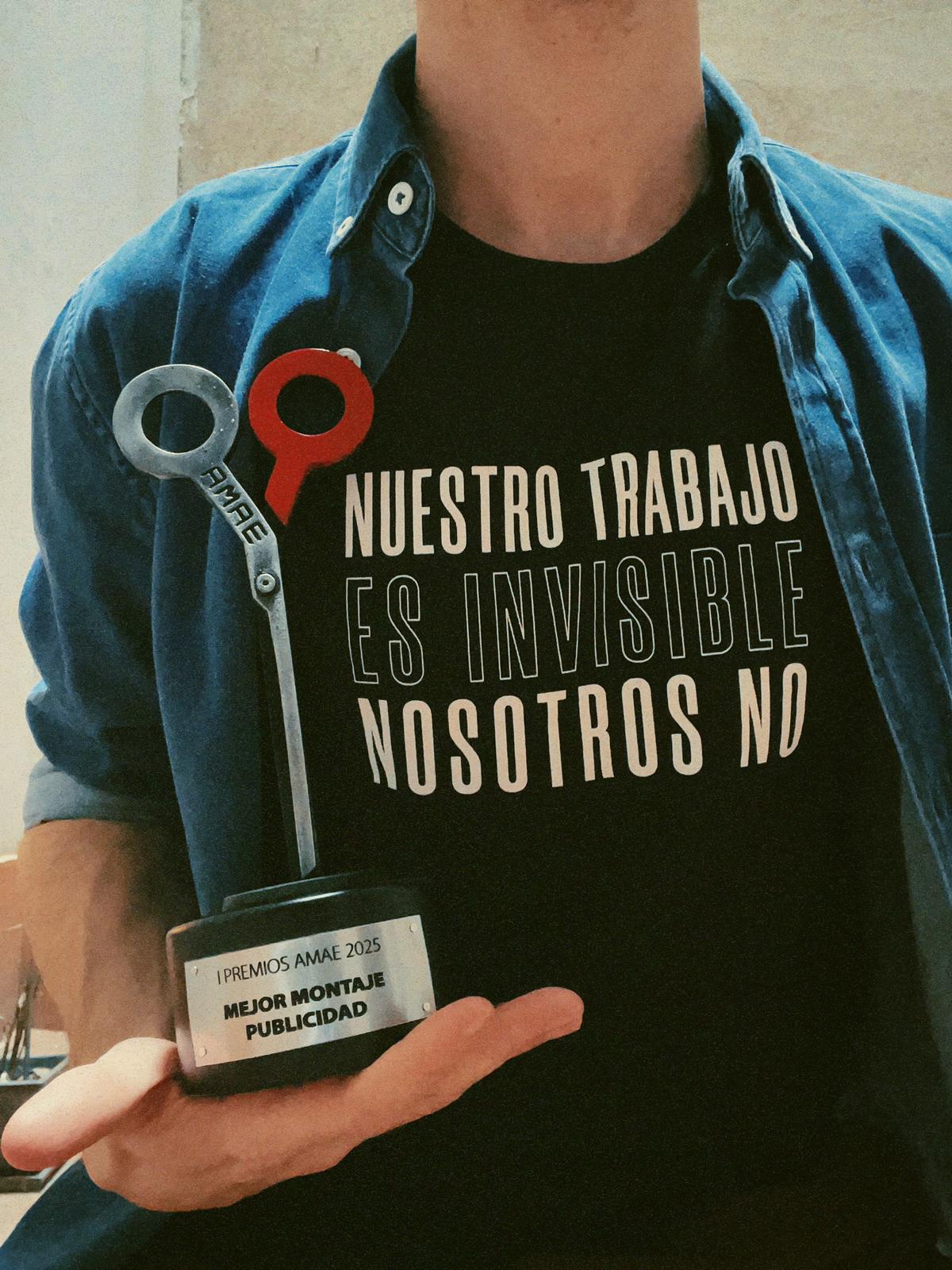 Trofeo de los I Premios AMAE junto a una camiseta de montaje